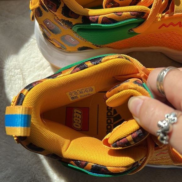 adidas D.O.N. Issue #3
LEGO Yellow Spida - Picture 5 of 6
